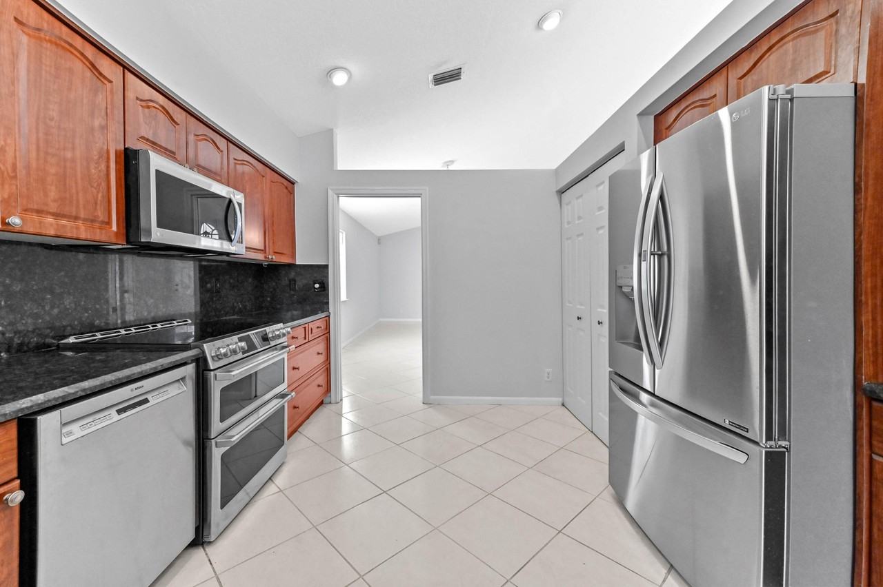 14066 Glenlyon Ct - Photo 5 of 50