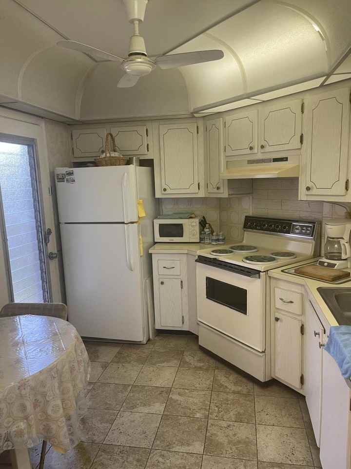 4 Greenway Vlg N Unit 201 - Photo 4 of 10