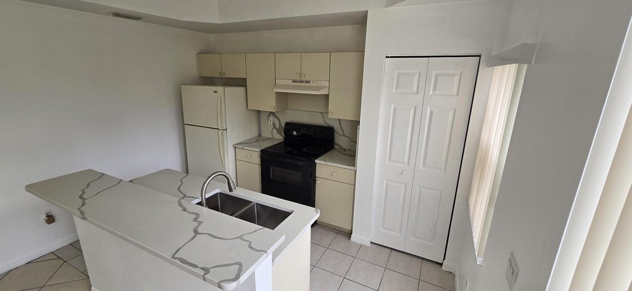 4942 Leeward Ln - Photo 4 of 12