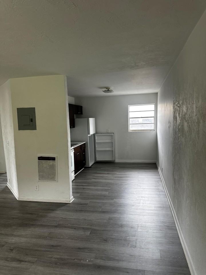 1120 N Sapodilla Ave Apt 4 - Photo 5 of 8