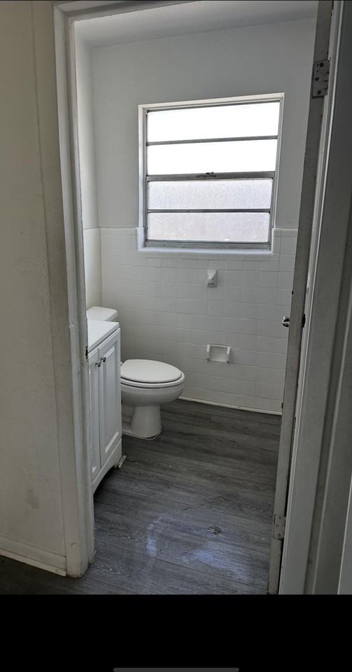 1120 N Sapodilla Ave Apt 4 - Photo 7 of 8