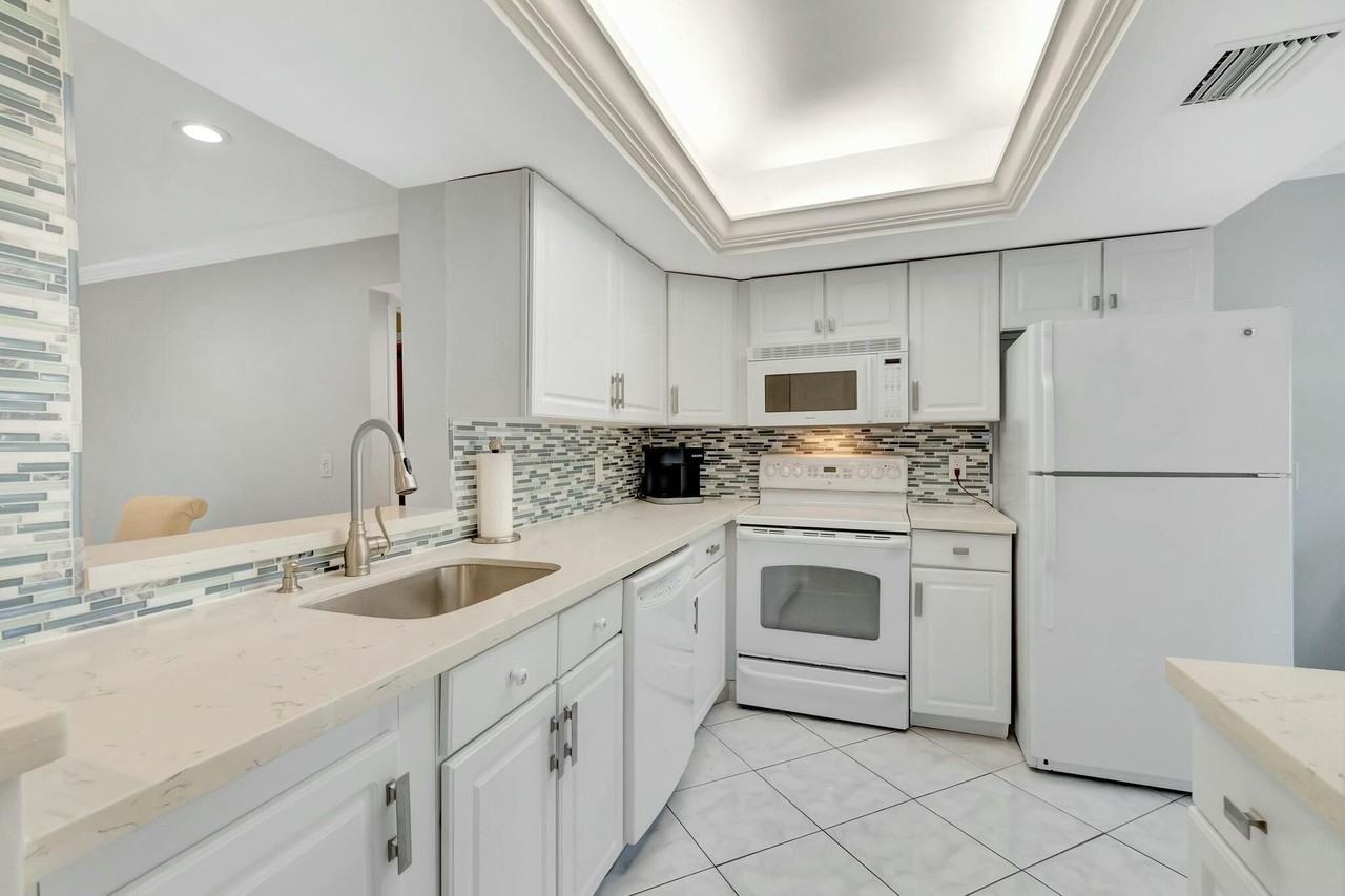 14823 Cumberland Dr Apt 202 - Photo 2 of 50