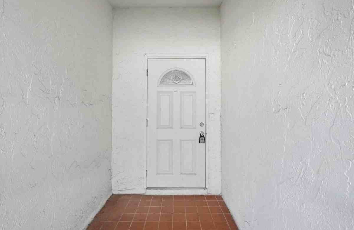 13526 Fountain View Blvd - Photo 3 of 21