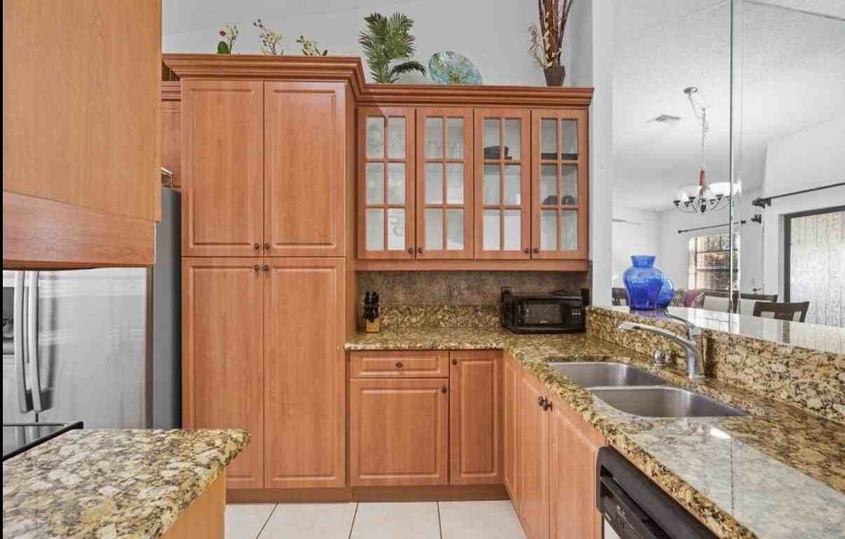 13526 Fountain View Blvd - Photo 5 of 21