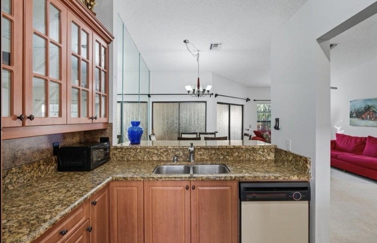 13526 Fountain View Blvd - Photo 6 of 21