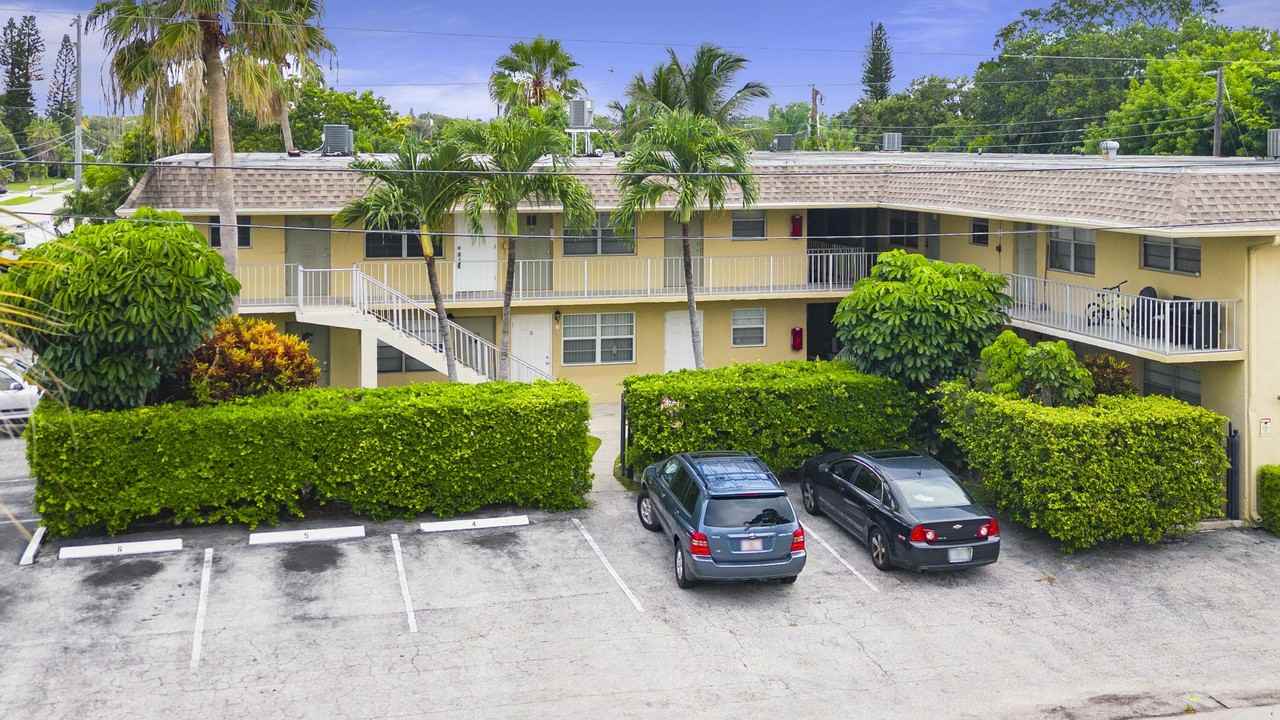 301 W Ocean Ave Apt 10 - Photo 4 of 26