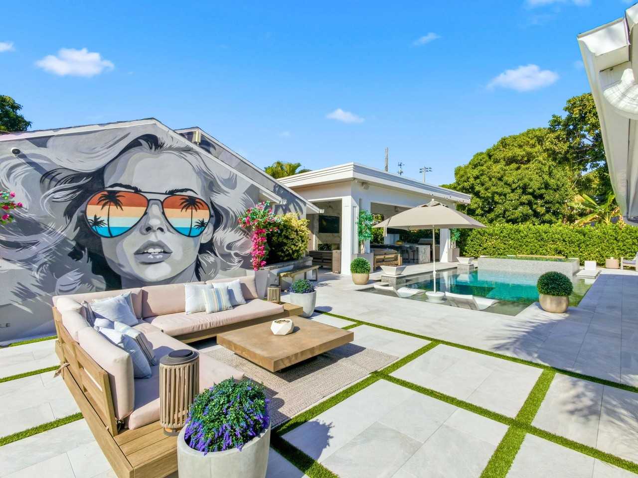 2210 Ne 3rd Ave - Photo 4 of 50