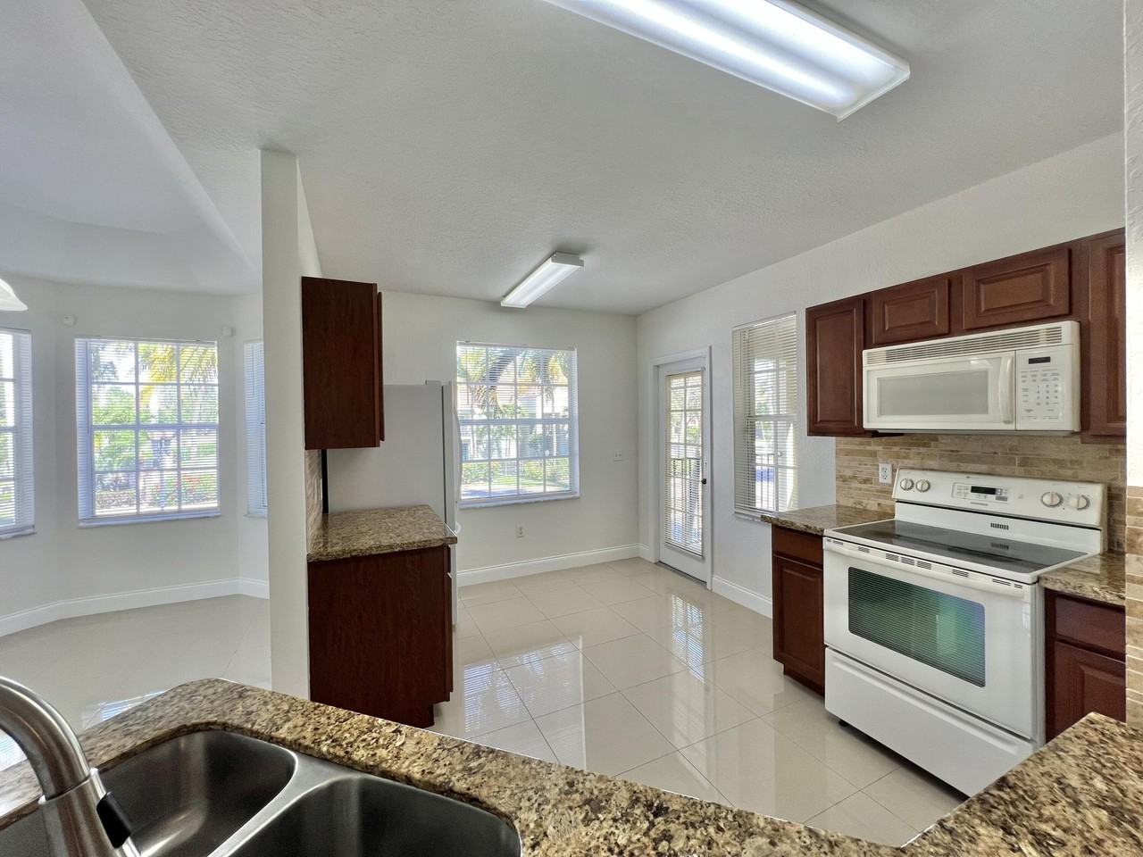 1110 Belmont Pl - Photo 4 of 23