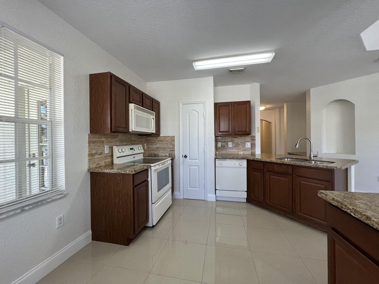 1110 Belmont Pl - Photo 7 of 23
