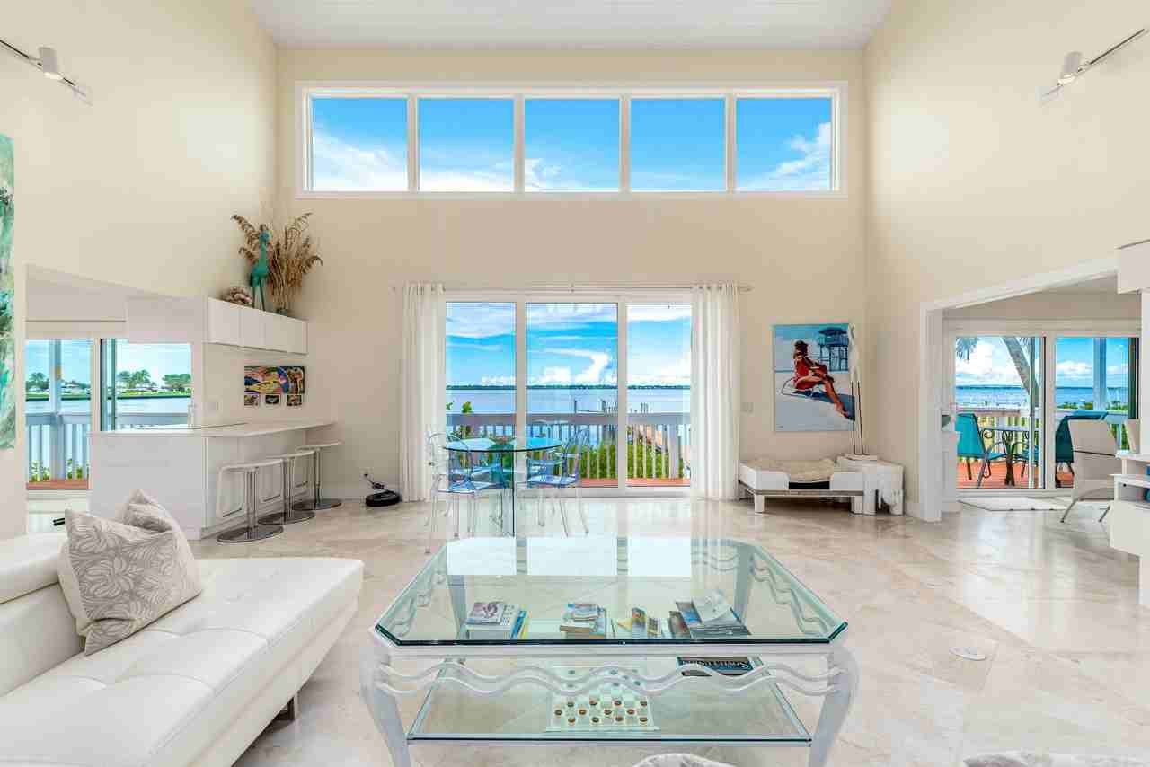 1470 Se Macarthur Blvd - Photo 2 of 15