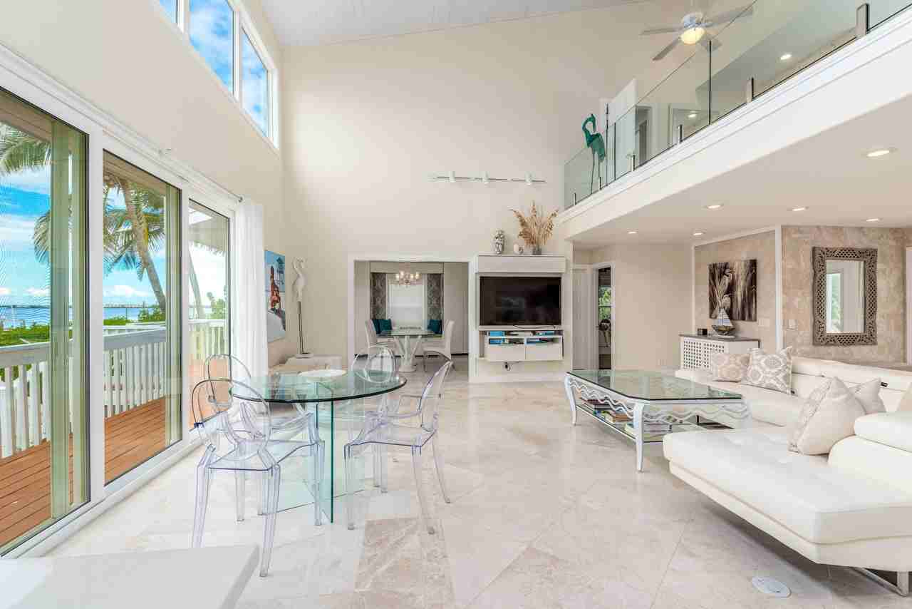 1470 Se Macarthur Blvd - Photo 3 of 15