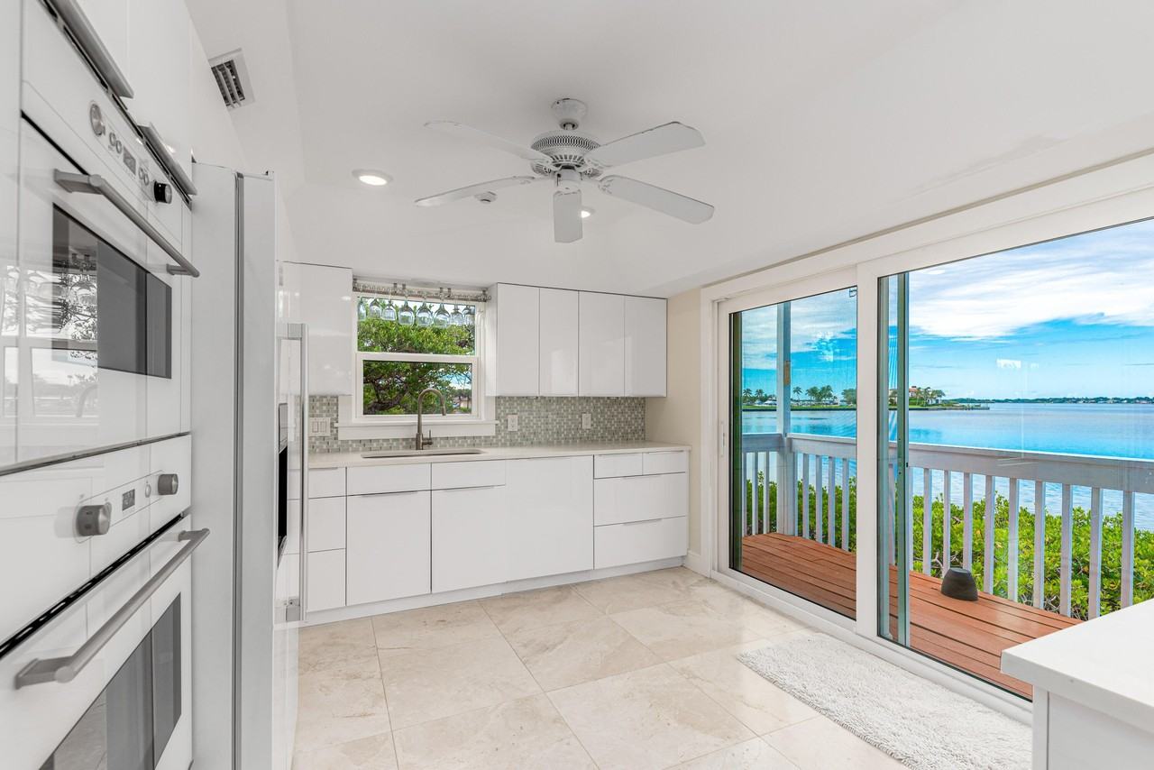 1470 Se Macarthur Blvd - Photo 5 of 15