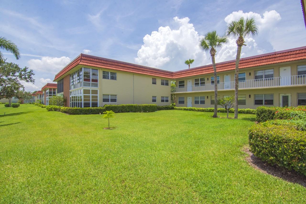 69 Royal Oak Ct #105