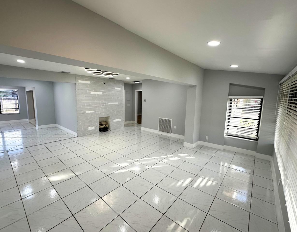 2221 Bahama Dr Unit 2221 - Photo 3 of 28