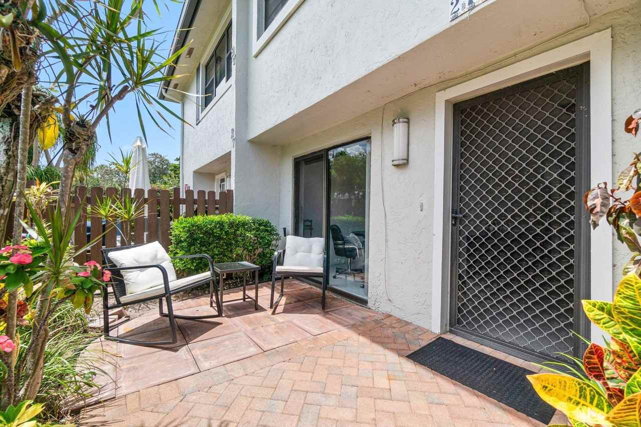 27 Southport Ln Apt C - Photo 2 of 50