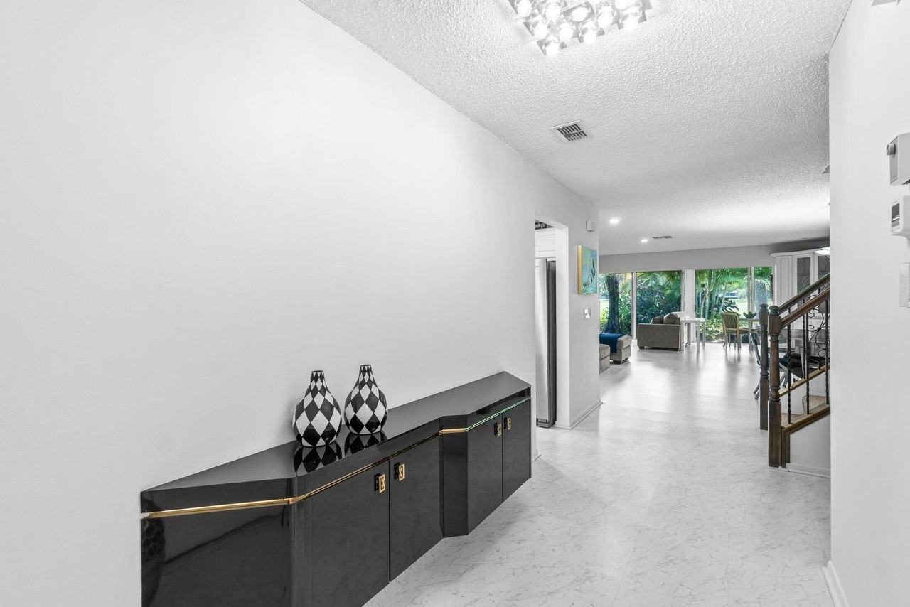 27 Southport Ln Apt C - Photo 4 of 50