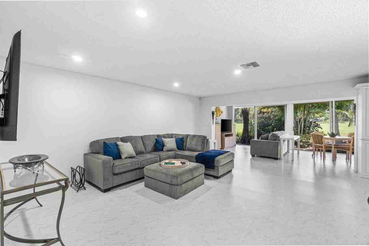 27 Southport Ln Apt C - Photo 6 of 50