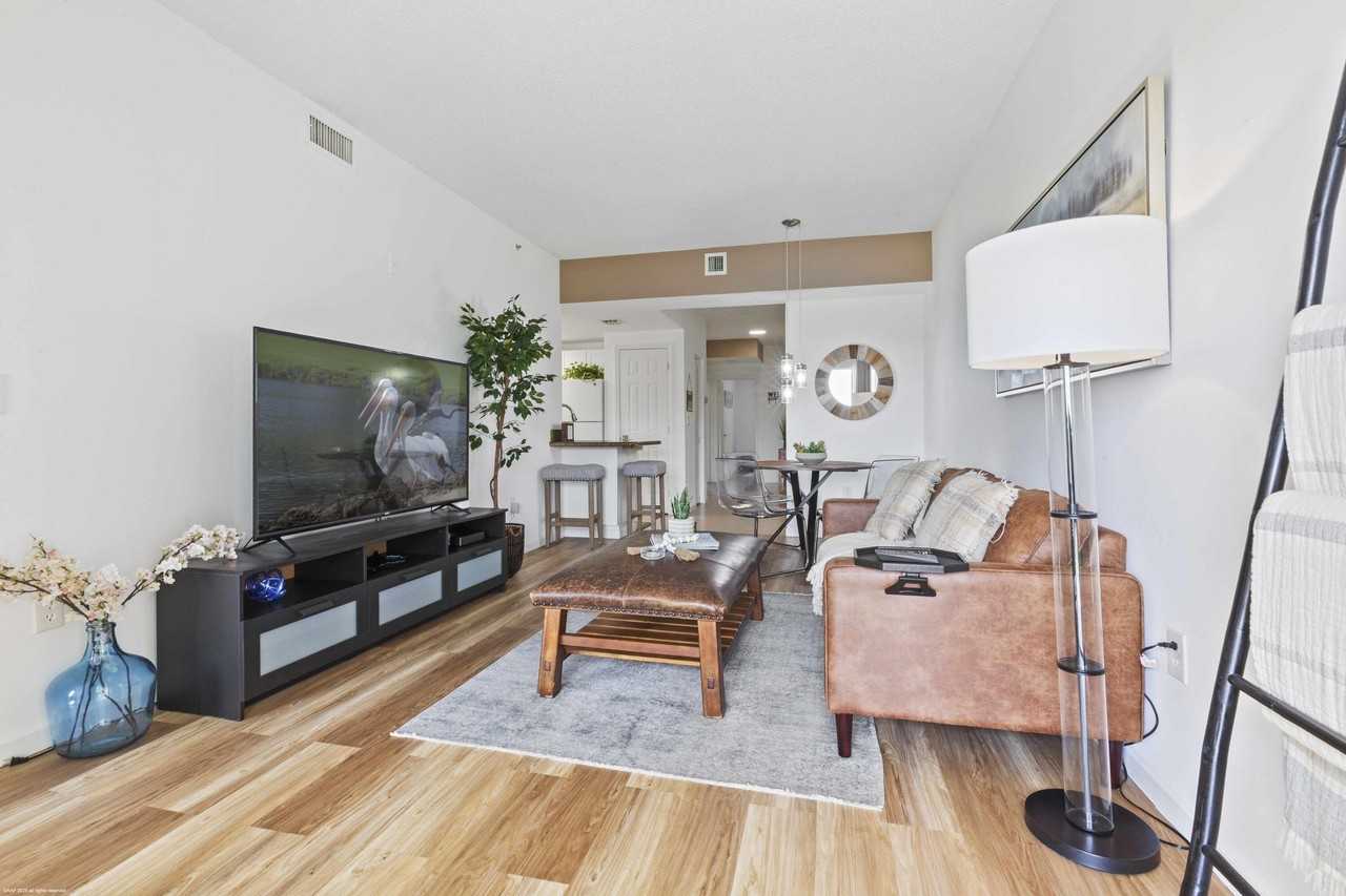 2060 Greenview Shores Blvd Apt 318 - Photo 3 of 15