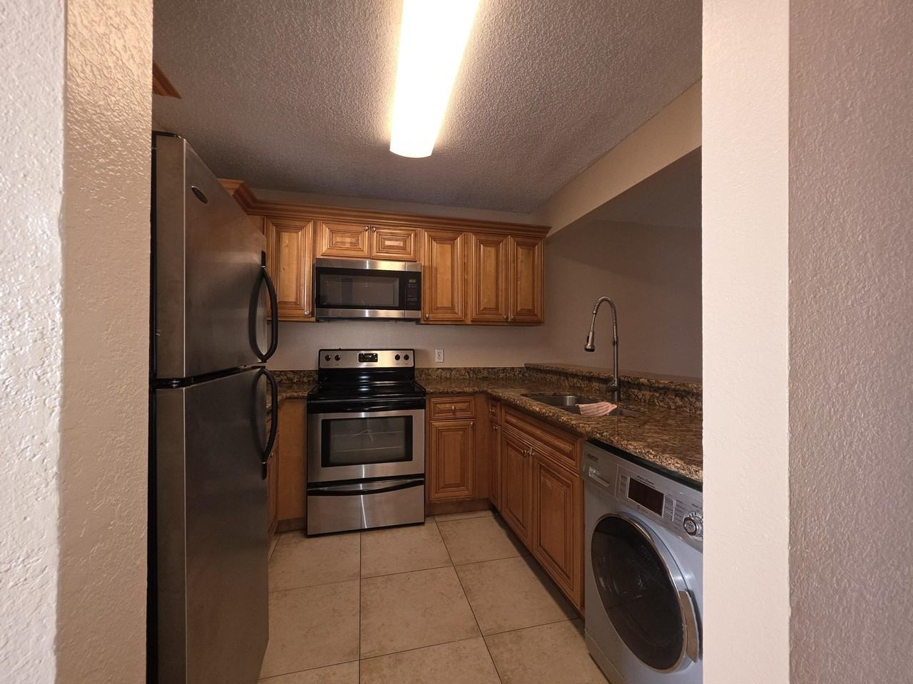 1542 Lake Crystal Dr Apt H - Photo 4 of 37
