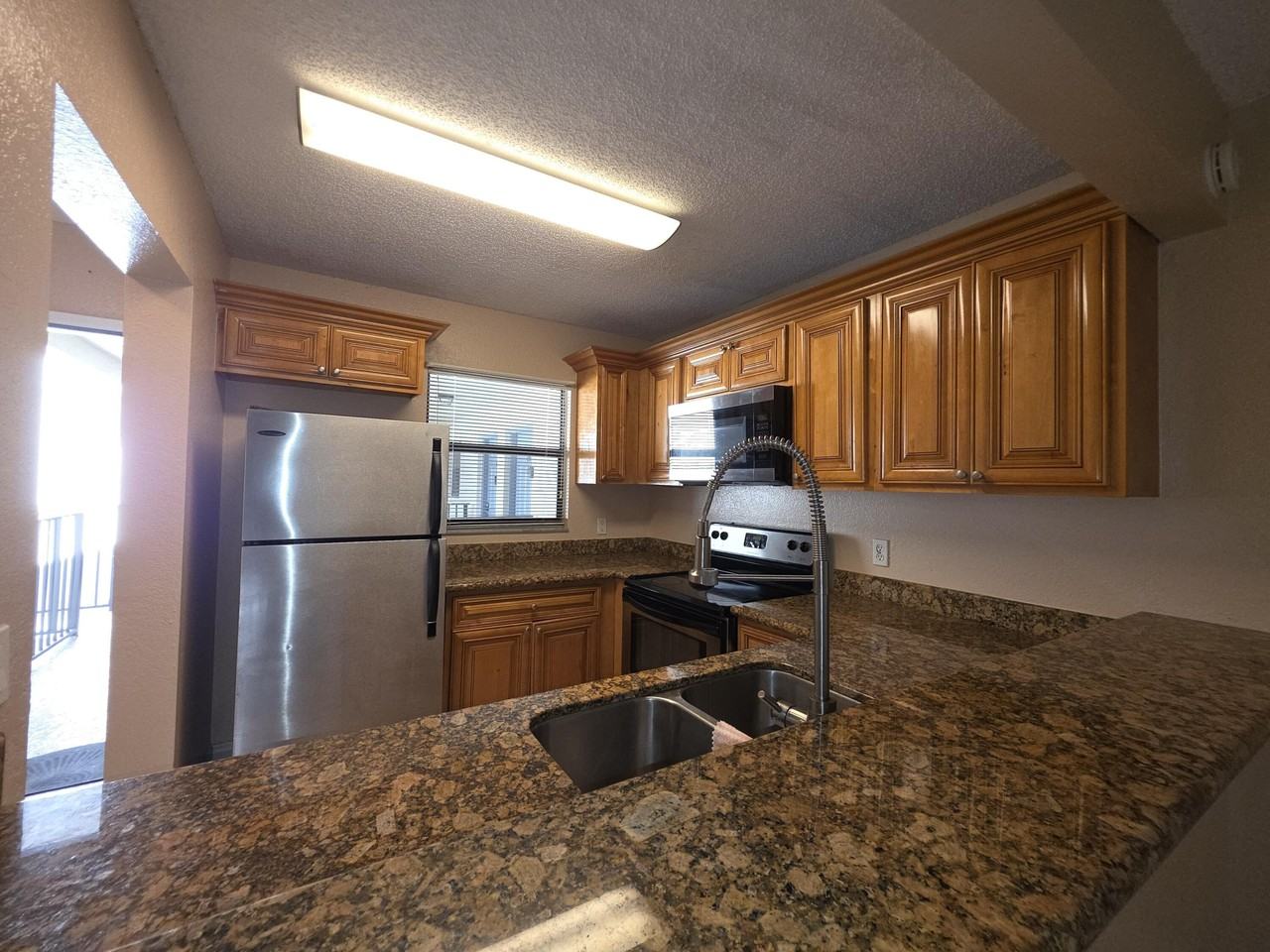 1542 Lake Crystal Dr Apt H - Photo 5 of 37