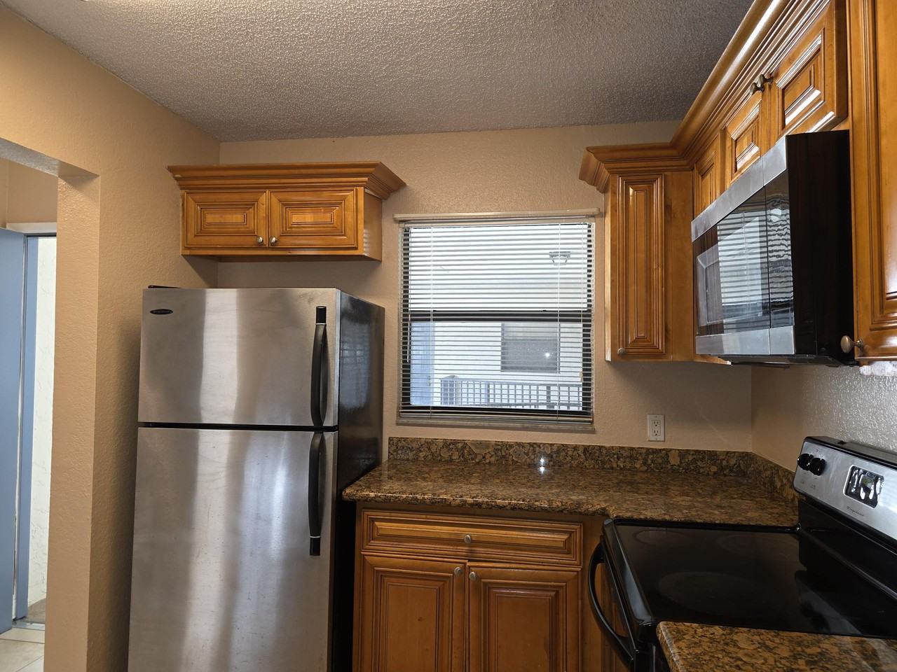 1542 Lake Crystal Dr Apt H - Photo 6 of 37