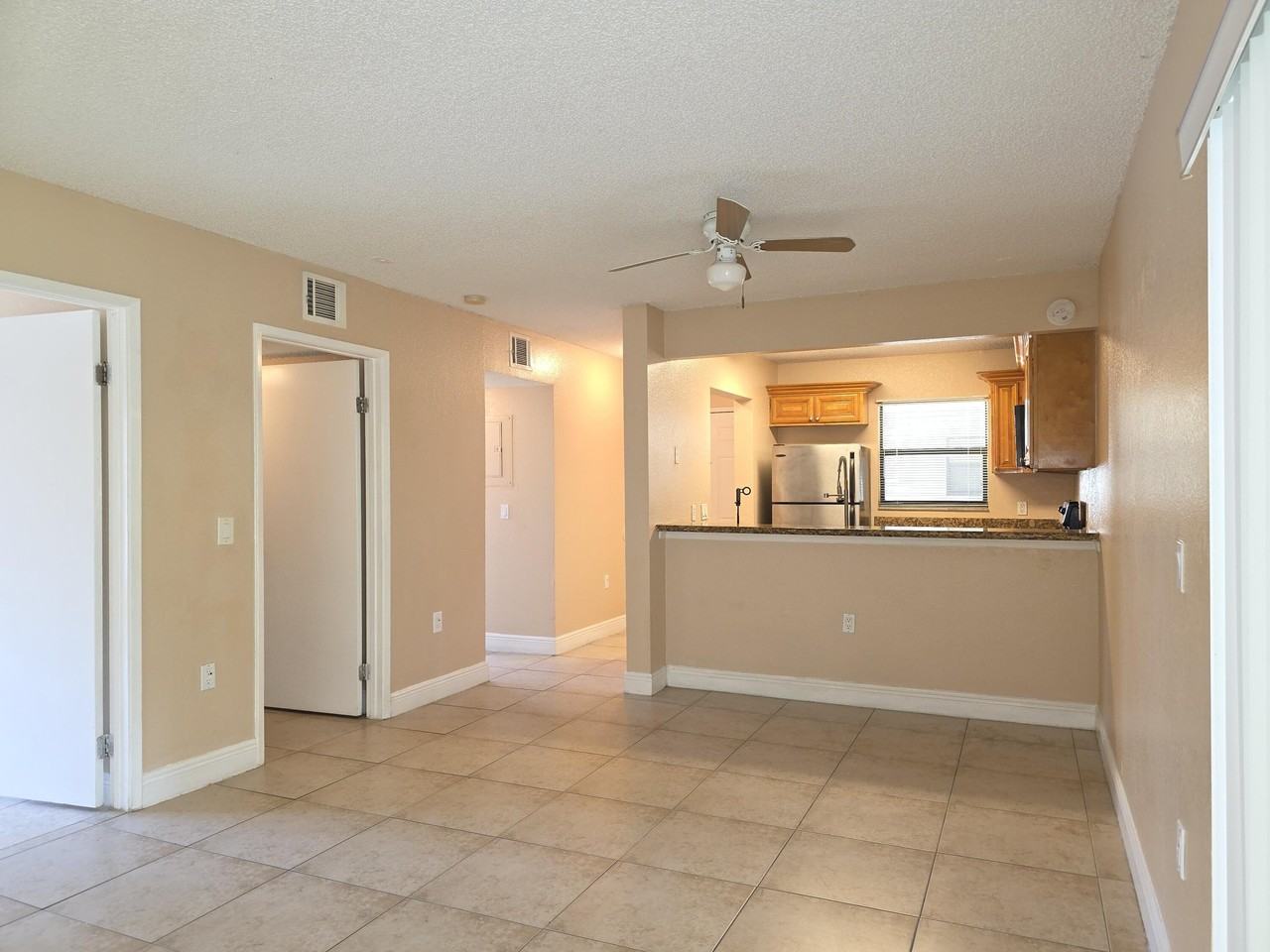 1542 Lake Crystal Dr Apt H - Photo 7 of 37