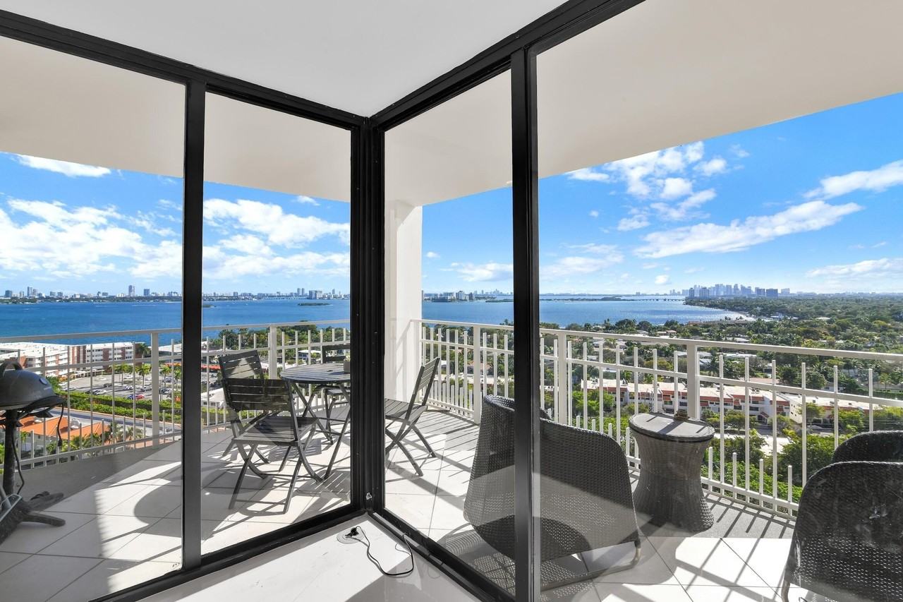 1000 Ne Quayside Ter Unit 1804 - Photo 3 of 50