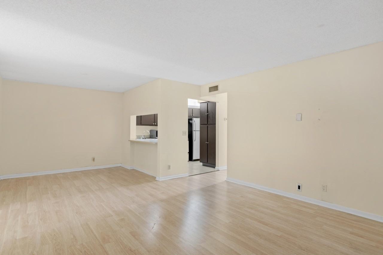 1110 Green Pine Blvd Apt H2 - Photo 4 of 11