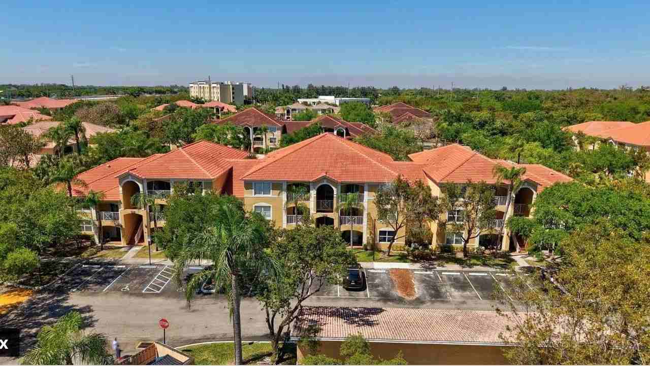 5560 Nw 61st St Apt 705 - Photo 3 of 10