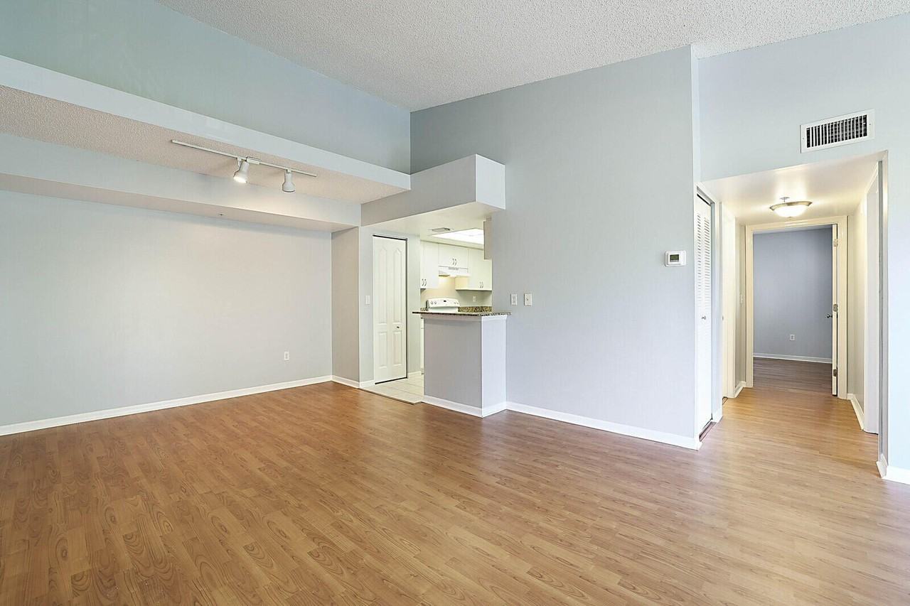 100 Crestwood Ct N Apt 113 - Photo 4 of 30