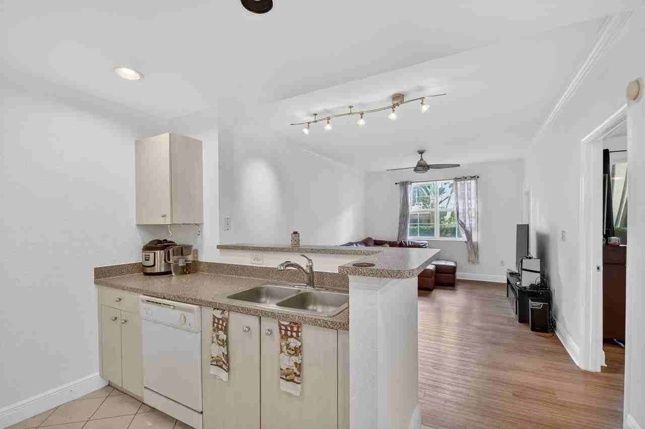 1805 N Flagler Dr Apt 115 - Photo 4 of 42