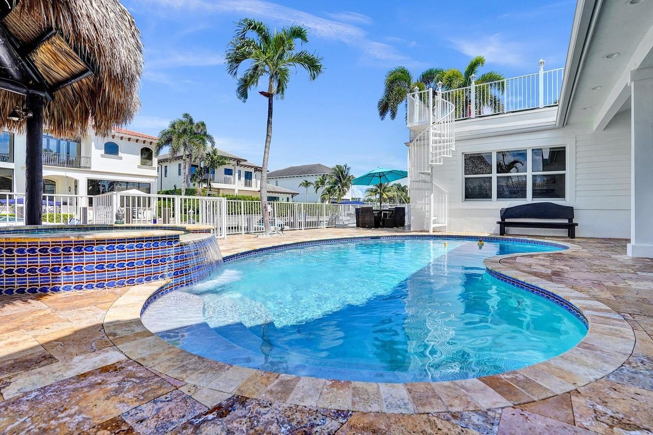 785 Ne 71st St - Photo 4 of 50