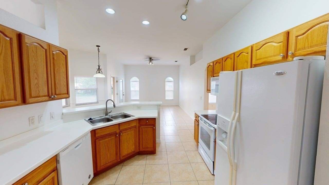 442 Sw Baoy Ave - Photo 2 of 50