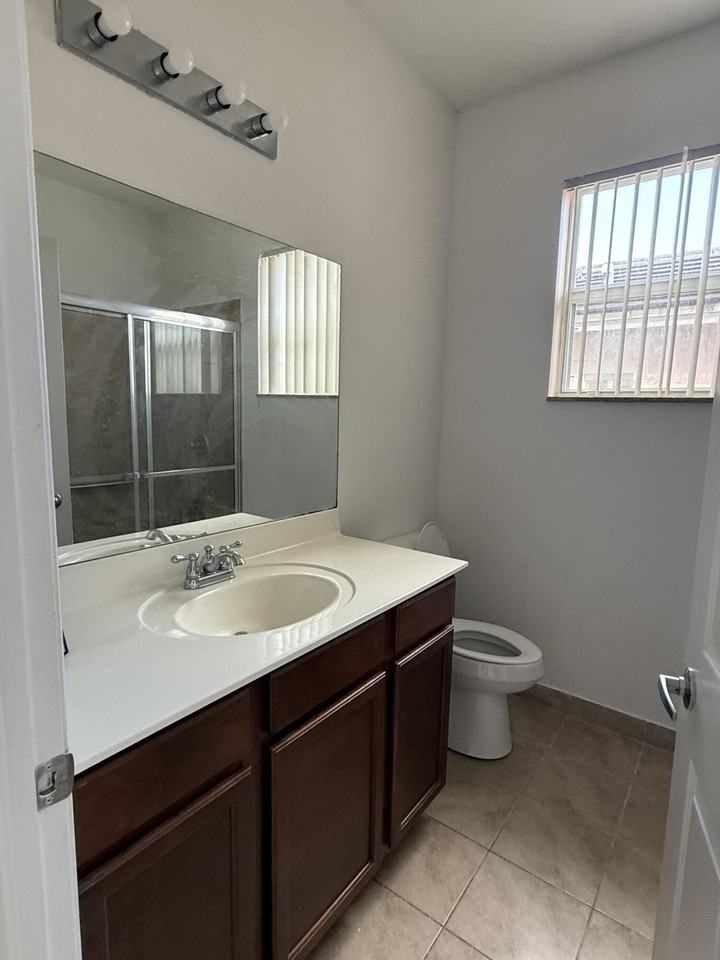 657 Se 30th Ter - Photo 7 of 13