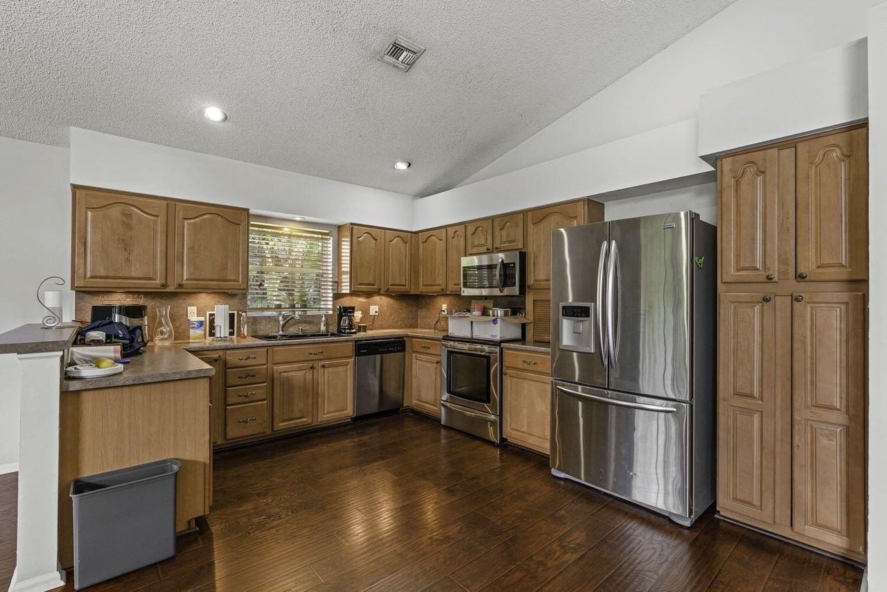 1304 Lake Breeze Dr - Photo 5 of 14