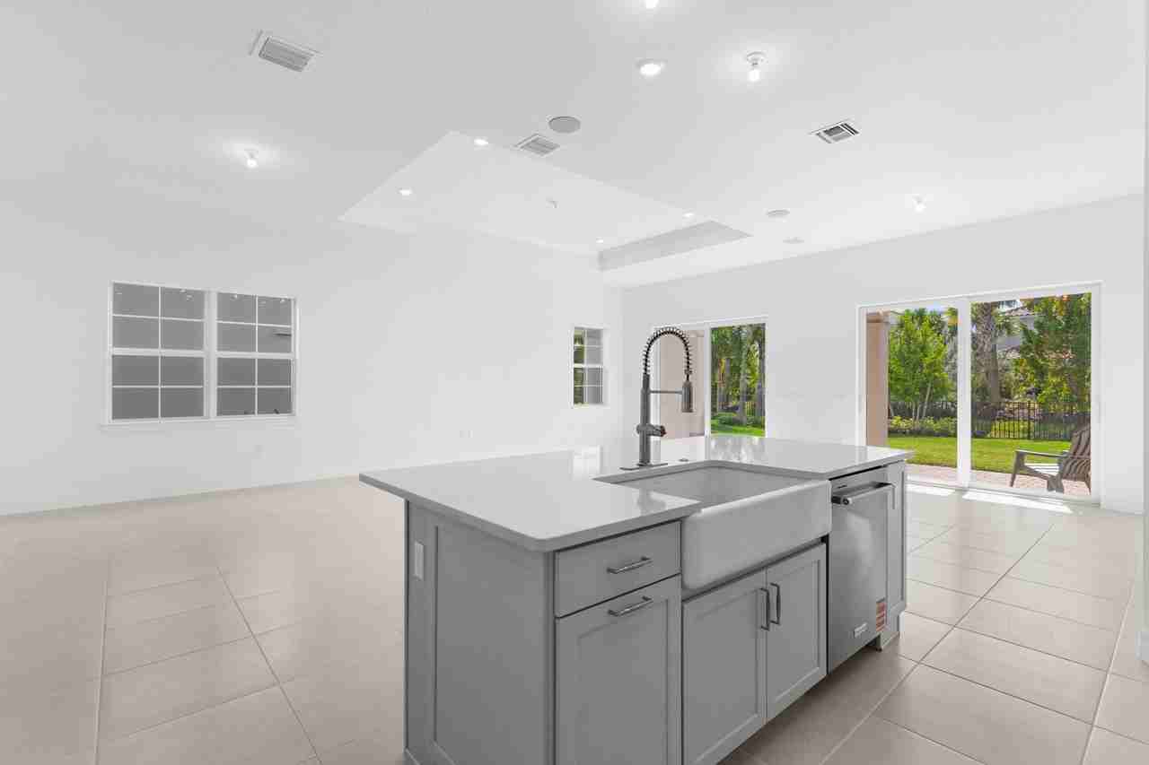 10717 Northbrook Cir - Photo 4 of 23