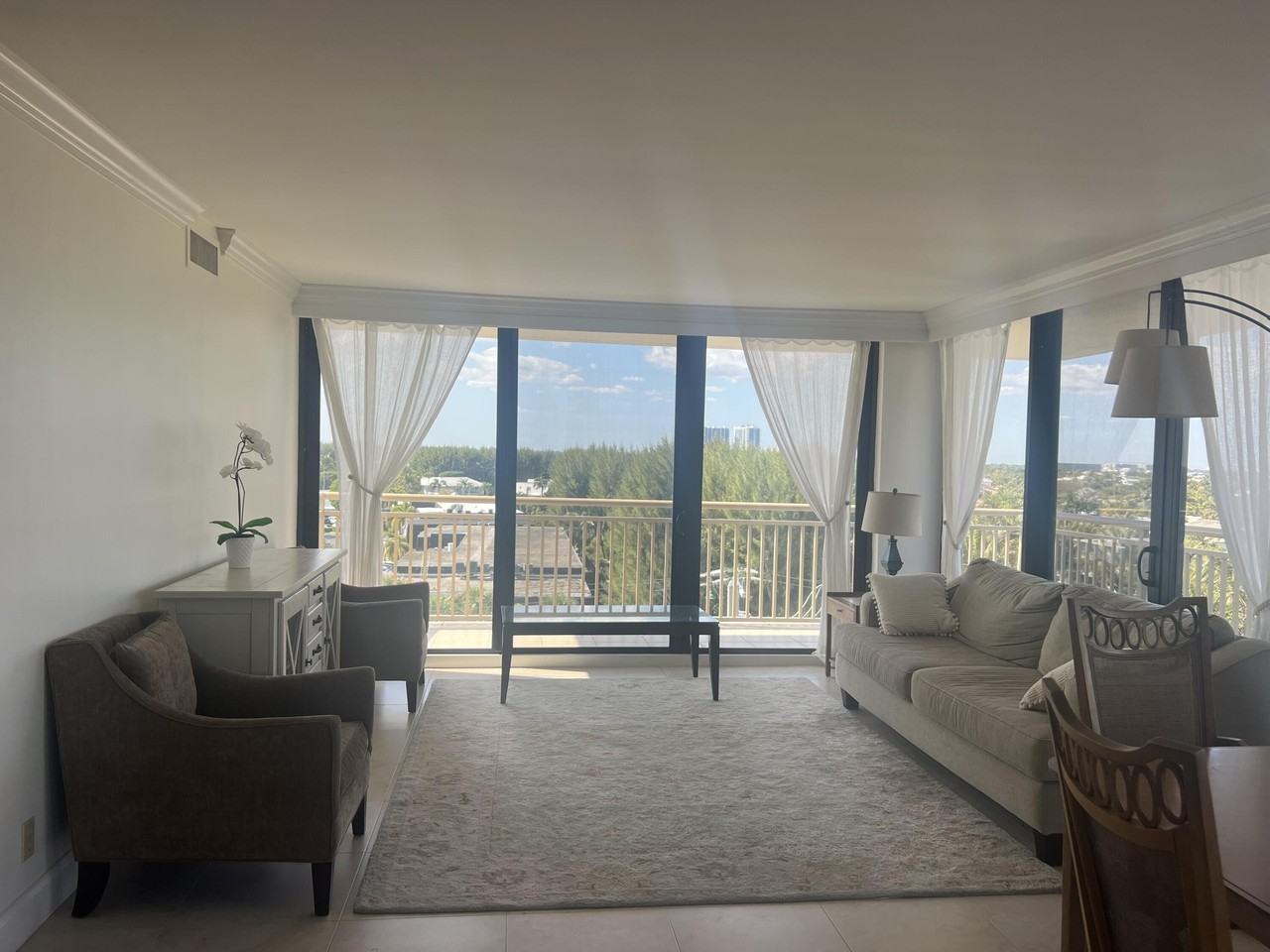 3400 N Ocean Dr Apt 607 - Photo 5 of 21