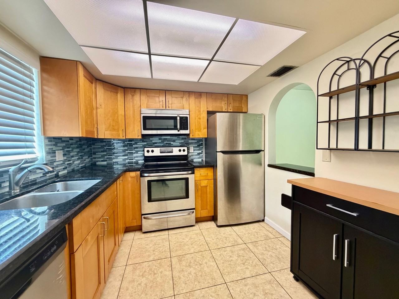 5811 Ne 14th Rd Apt 4 - Photo 3 of 29