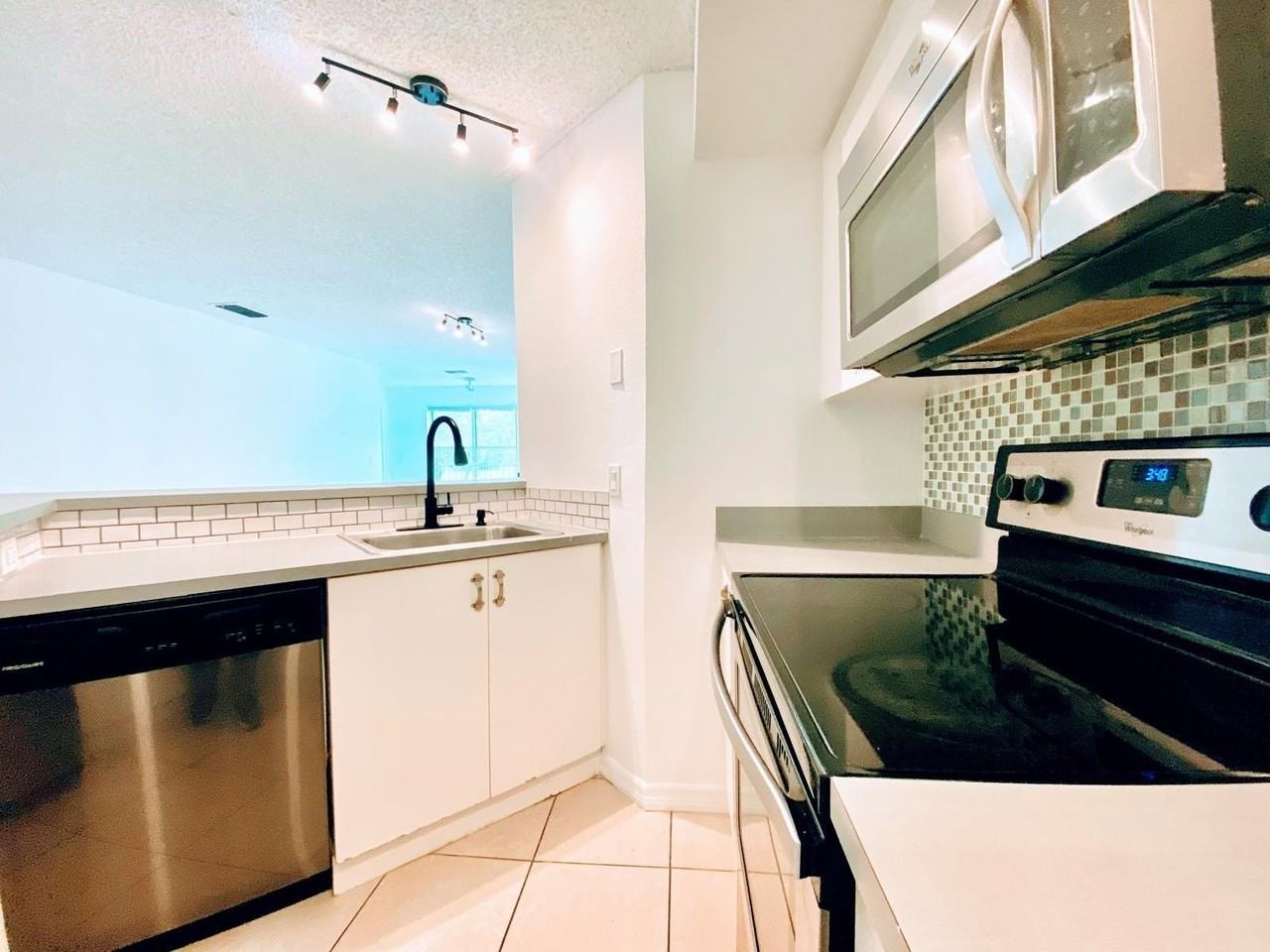 3310 Pinewalk Dr N Apt 1826 - Photo 3 of 13