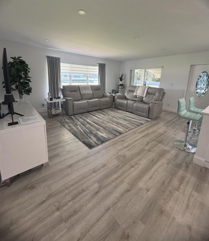 405 High Point Blvd - Photo 4 of 18