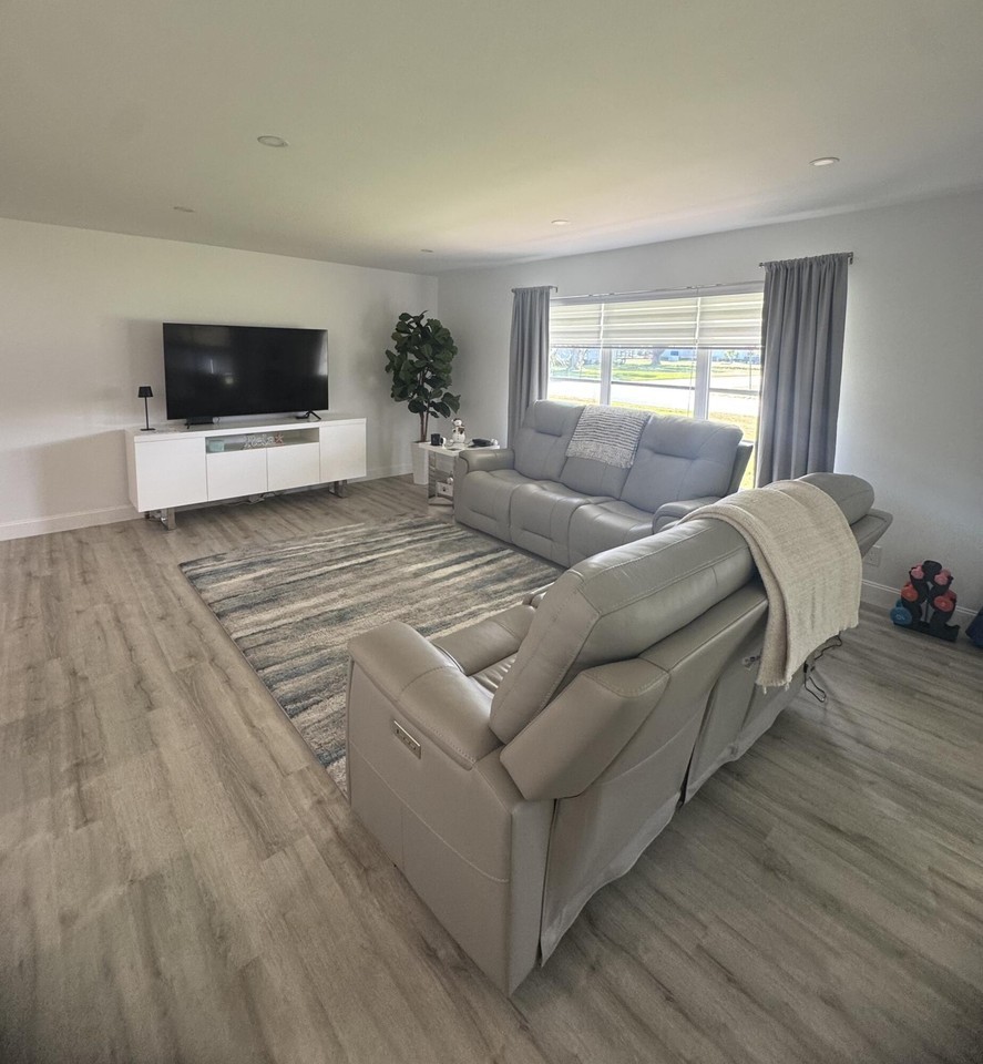 405 High Point Blvd - Photo 5 of 18