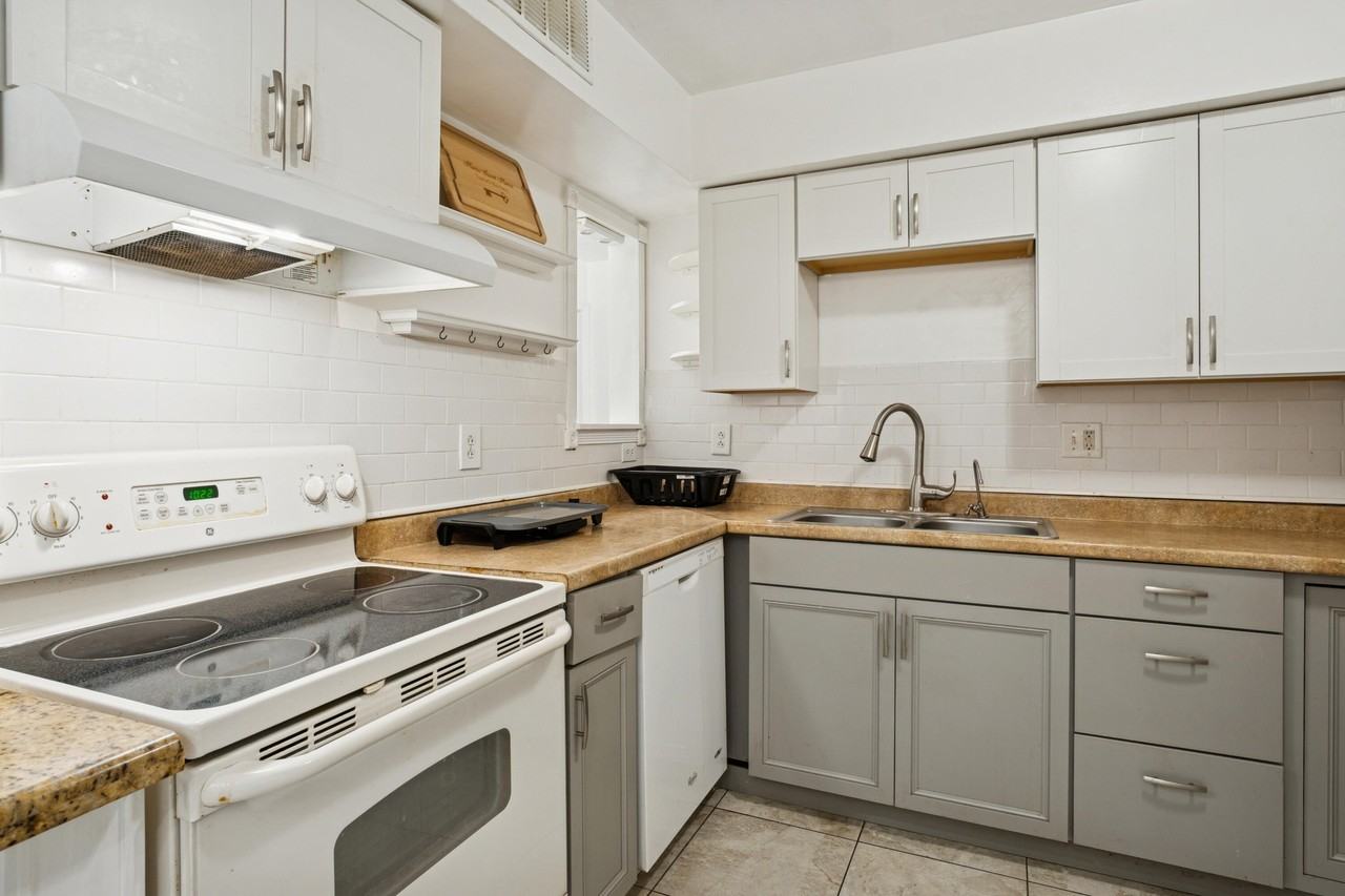 9930 Pineapple Tree Dr Apt 112 - Photo 5 of 19