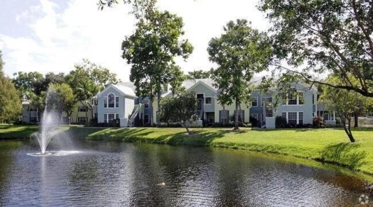 1215 Crystal Way Apt N - Photo 6 of 11