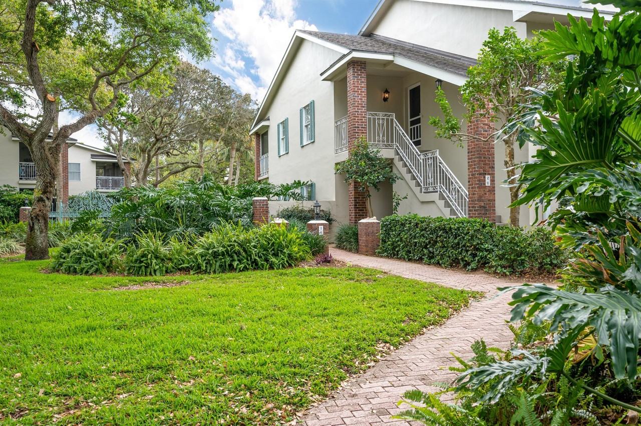 101 W Park Shores Cir Apt 2 - Photo 5 of 42