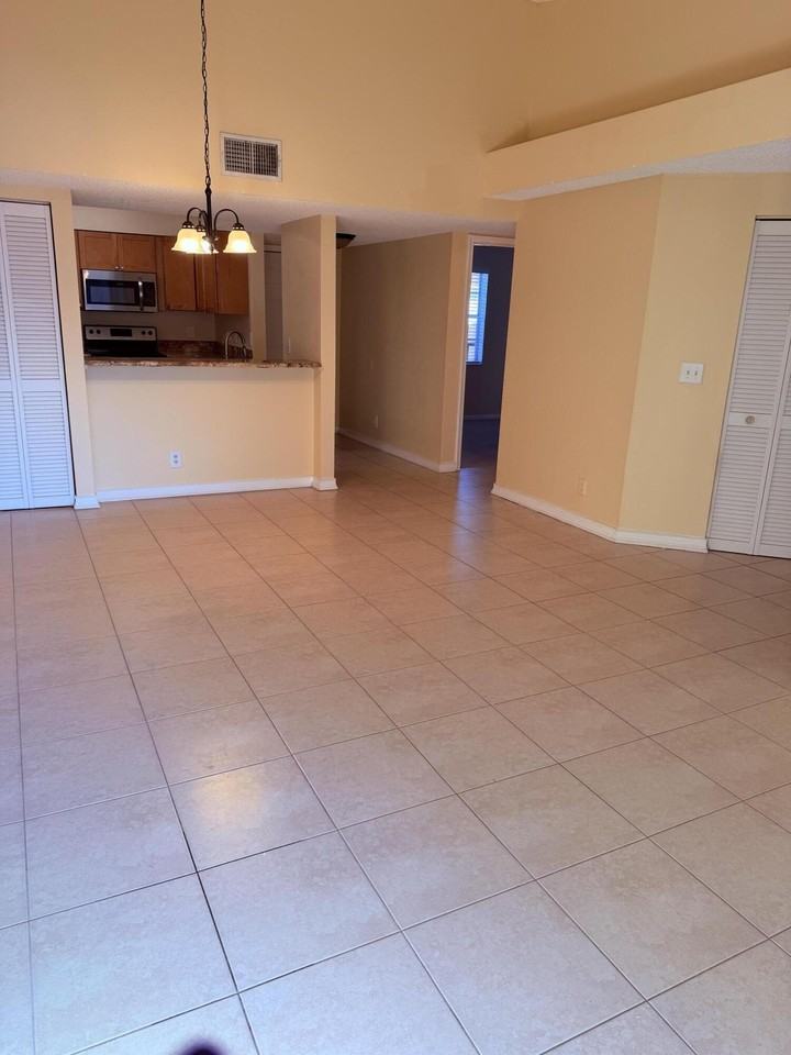 1040 Lake Shore Dr Apt 204 - Photo 5 of 25