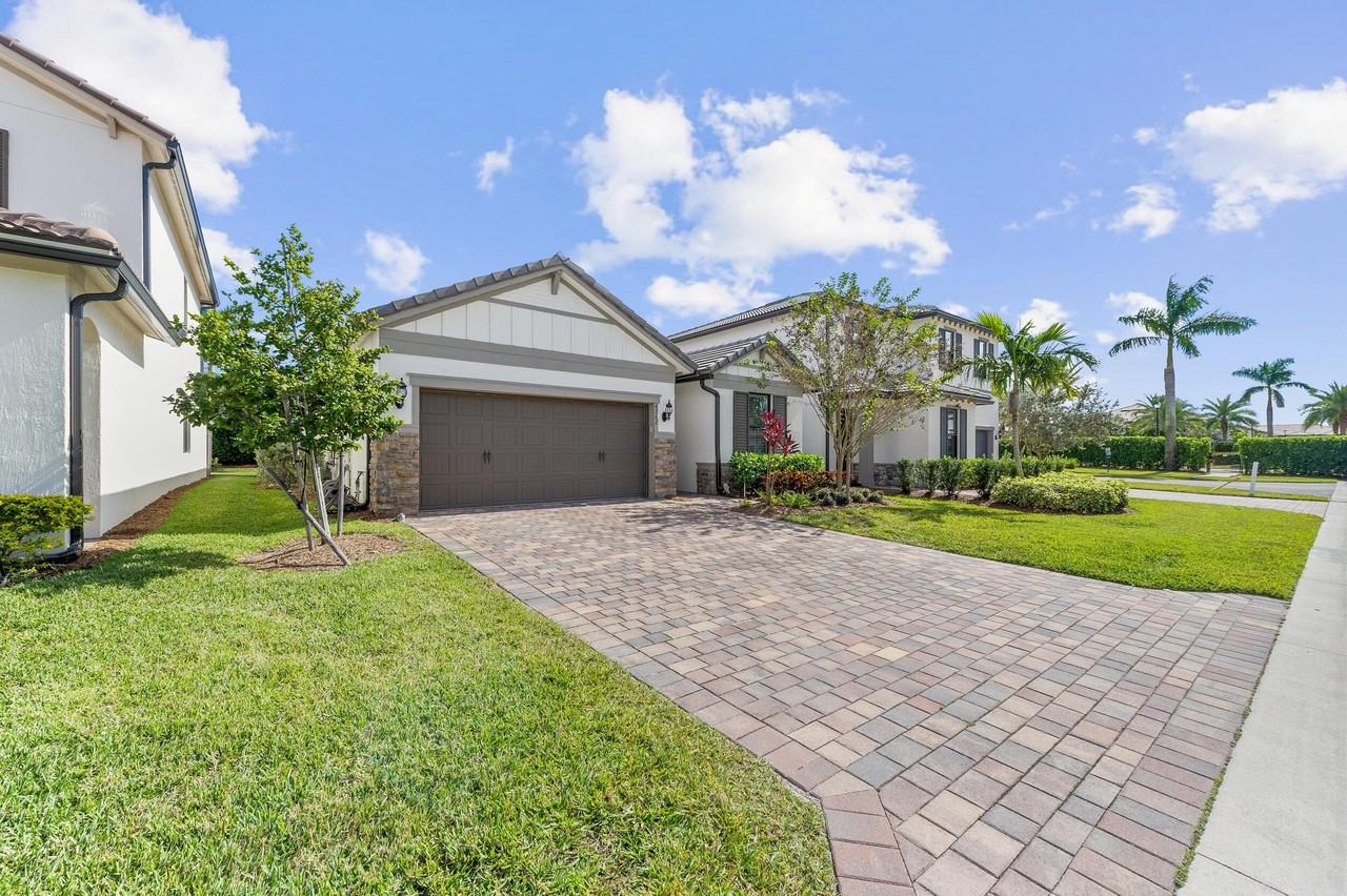 4762 Roldan Ct - Photo 2 of 33