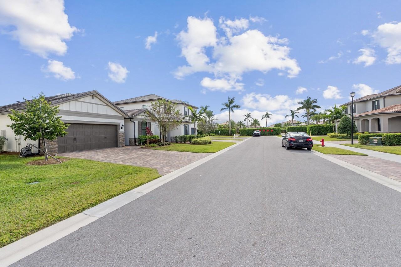 4762 Roldan Ct - Photo 4 of 33