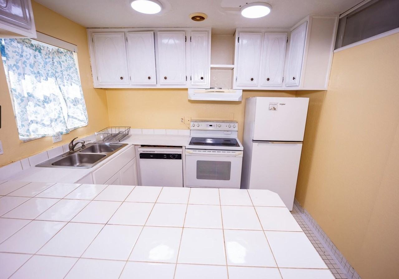 3240 Ridge Hill Rd Apt C - Photo 3 of 17