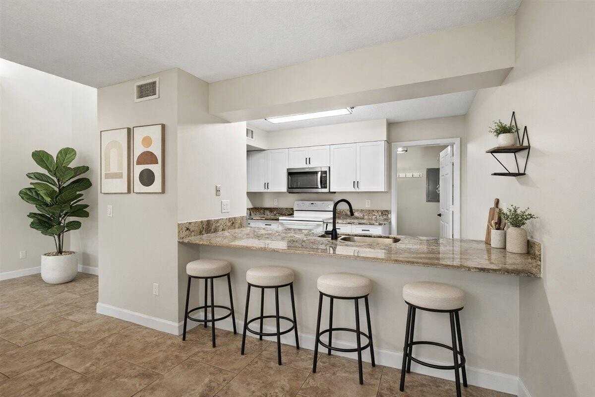 1626 Sw Crossing Cir - Photo 4 of 24