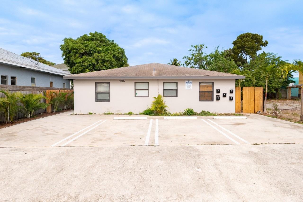 1009 9th St Apt 4 - Photo 2 of 9